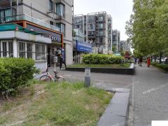 地铁站附近巴黎春天商圈房东直租无转让费，对面小学、中学流量大
