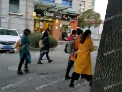 本人是房东 非中介  出售地铁口餐饮商铺，租约18万/年