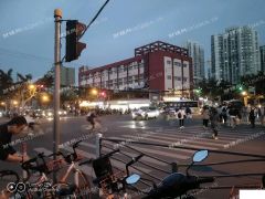 (个人转让)徐汇区十字路口旺铺转让，重餐饮，证件齐全
