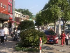 地铁一号口旺铺转让，周边人流量稳定！自带商务区办公楼