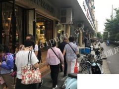 小区门口服装店（可空转）对面大学