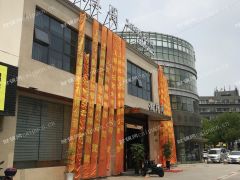 沃尔玛旁曹安路商铺每日租金1.96元/平方，便宜租了