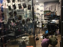 本店开了四年客流较大，扩店所以小的借出去用隔壁大间