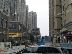 社区底商，正门口，位置好，适合水果生鲜超市精装商铺出租